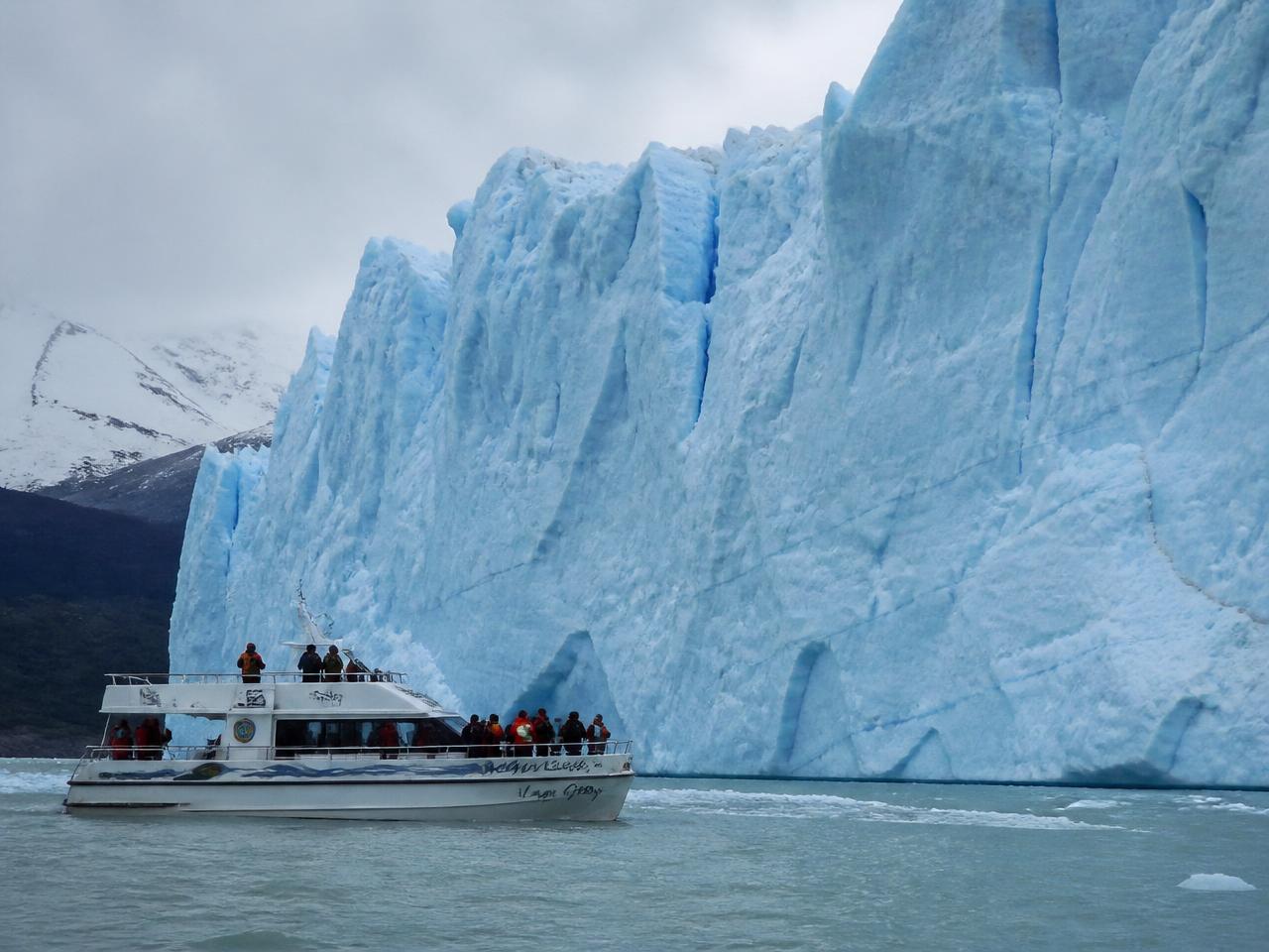 Sailing to the glacier face